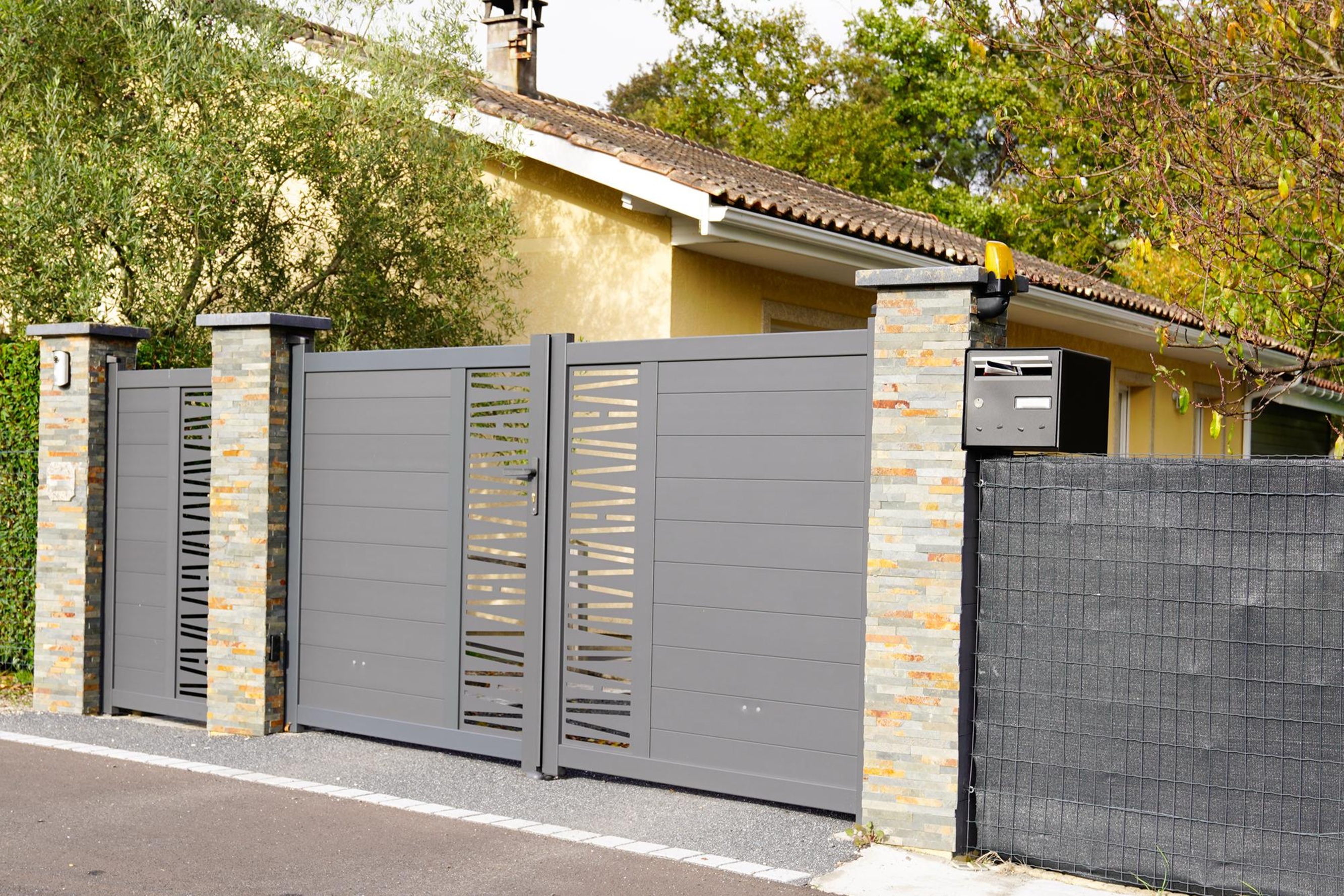 How to Select the Perfect Style of Aluminum Fence for Your Property